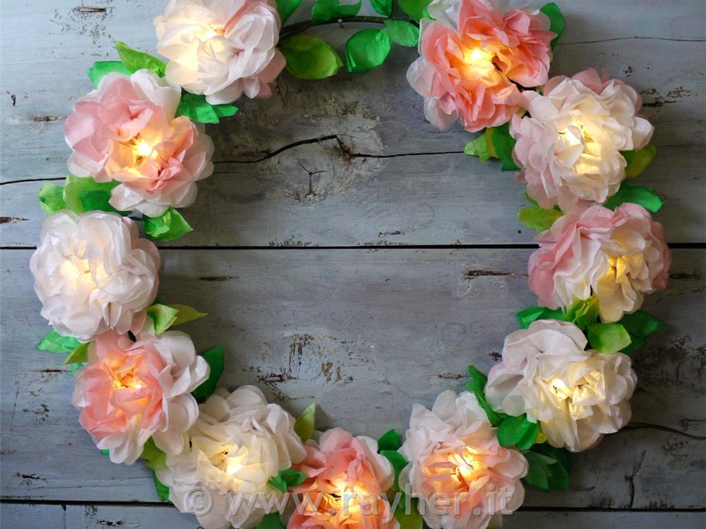 CVETOČI VENČEK Z LED LUČKAMI