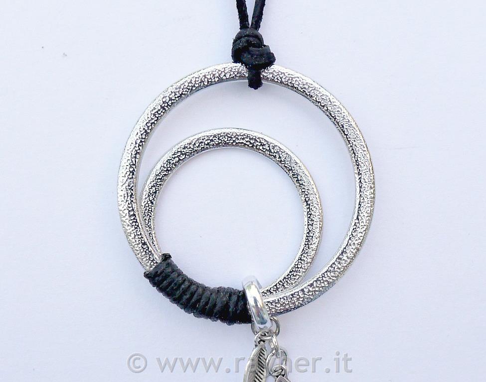 OGRLICA S KOVINSKIMI OBROČI