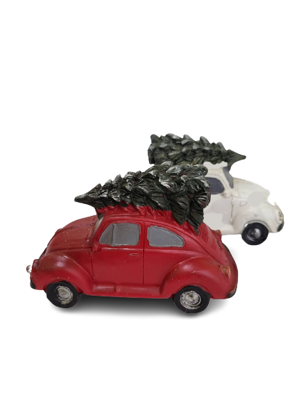 Auto innevata con abete rosso e luce LED