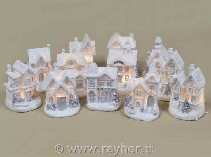 Casetta innevata con luci