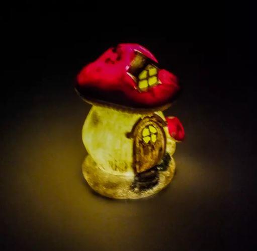 Casa a forma di fungo con illuminazione