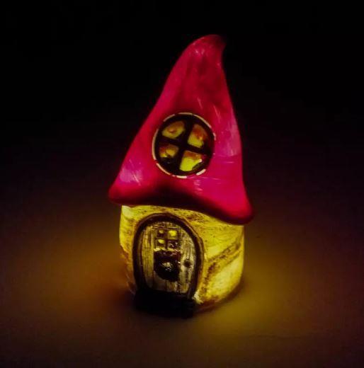 Hišica v obliki palčka z osvetlitvijo