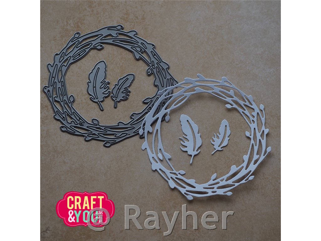 Fustelle Wreath with Feathers