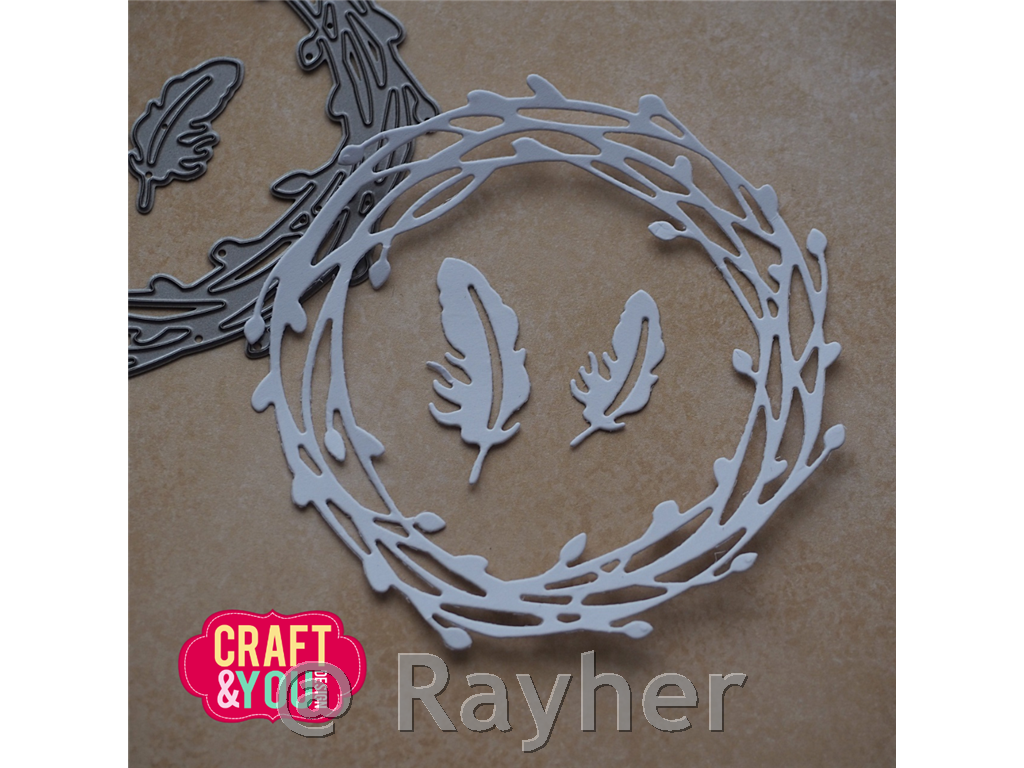 Fustelle Wreath with Feathers