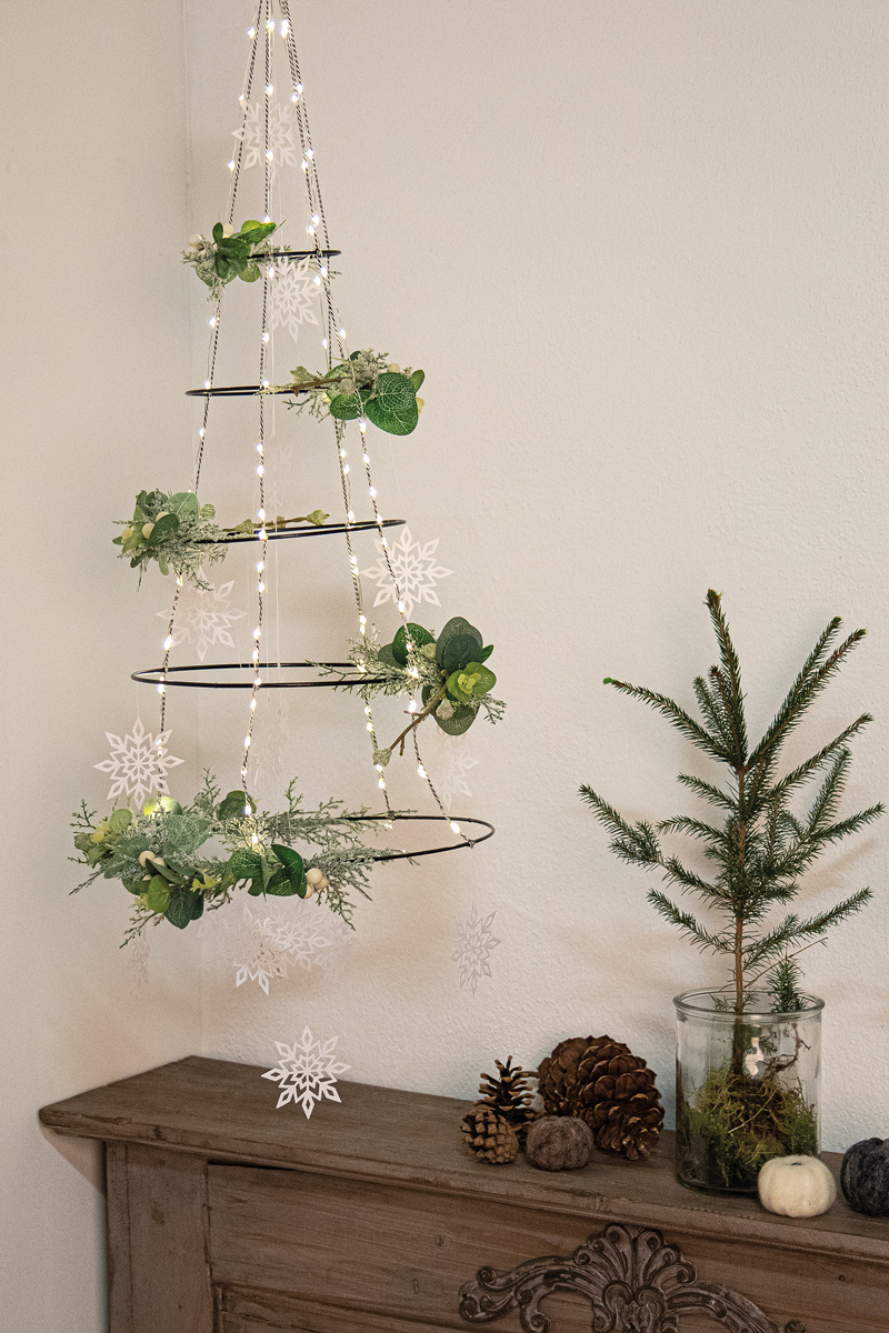 SMREČICA IZ KOVINSKIH OBROČEV