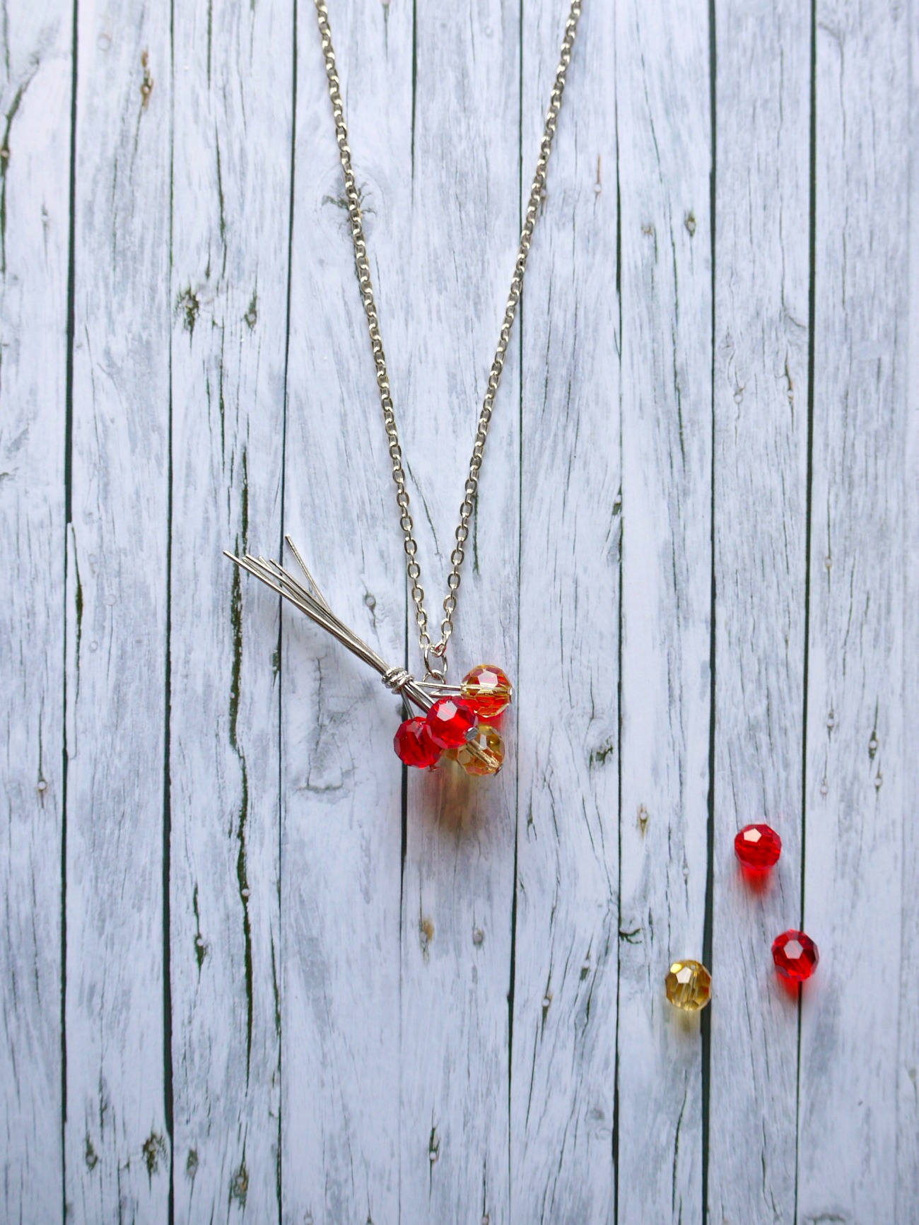 MAZZOLINO DI FIORI , Pendente per collana con le perline di vetro