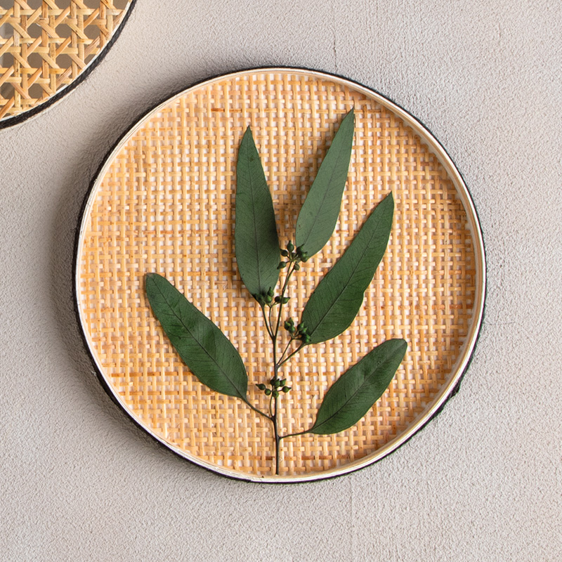 STENSKA DEKORACIJA Z RATANOM