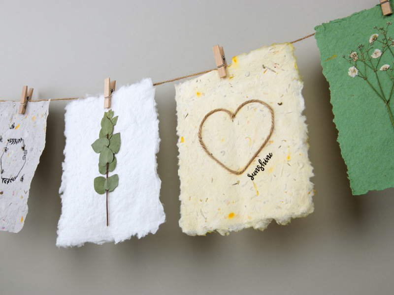 GIRLANDA IZ ROČNO IZDELANEGA PAPIRJA