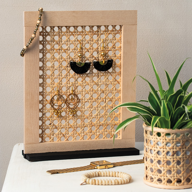 OKVIR ZA NAKIT Z RATANOM