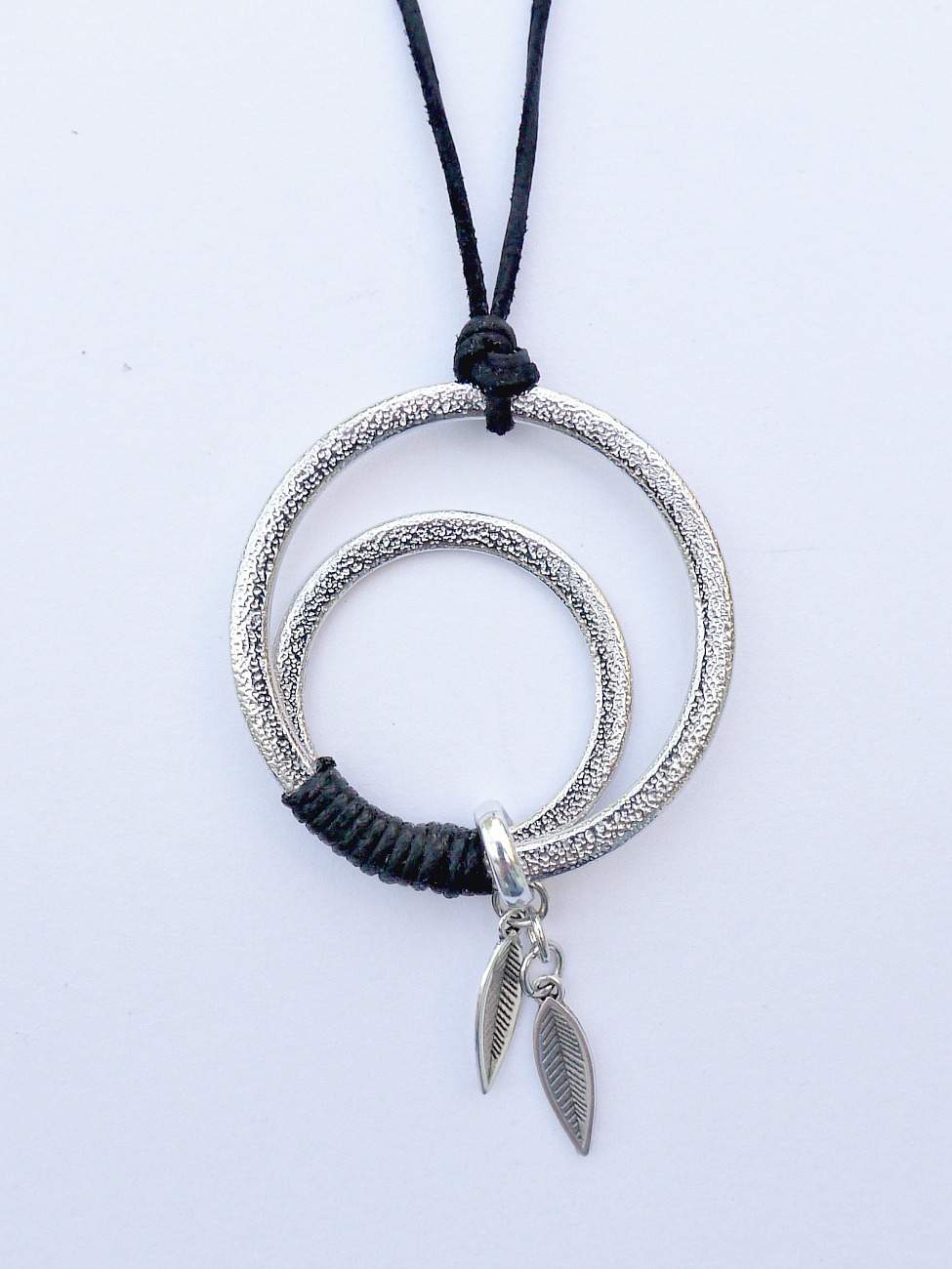 OGRLICA S KOVINSKIMI OBROČI