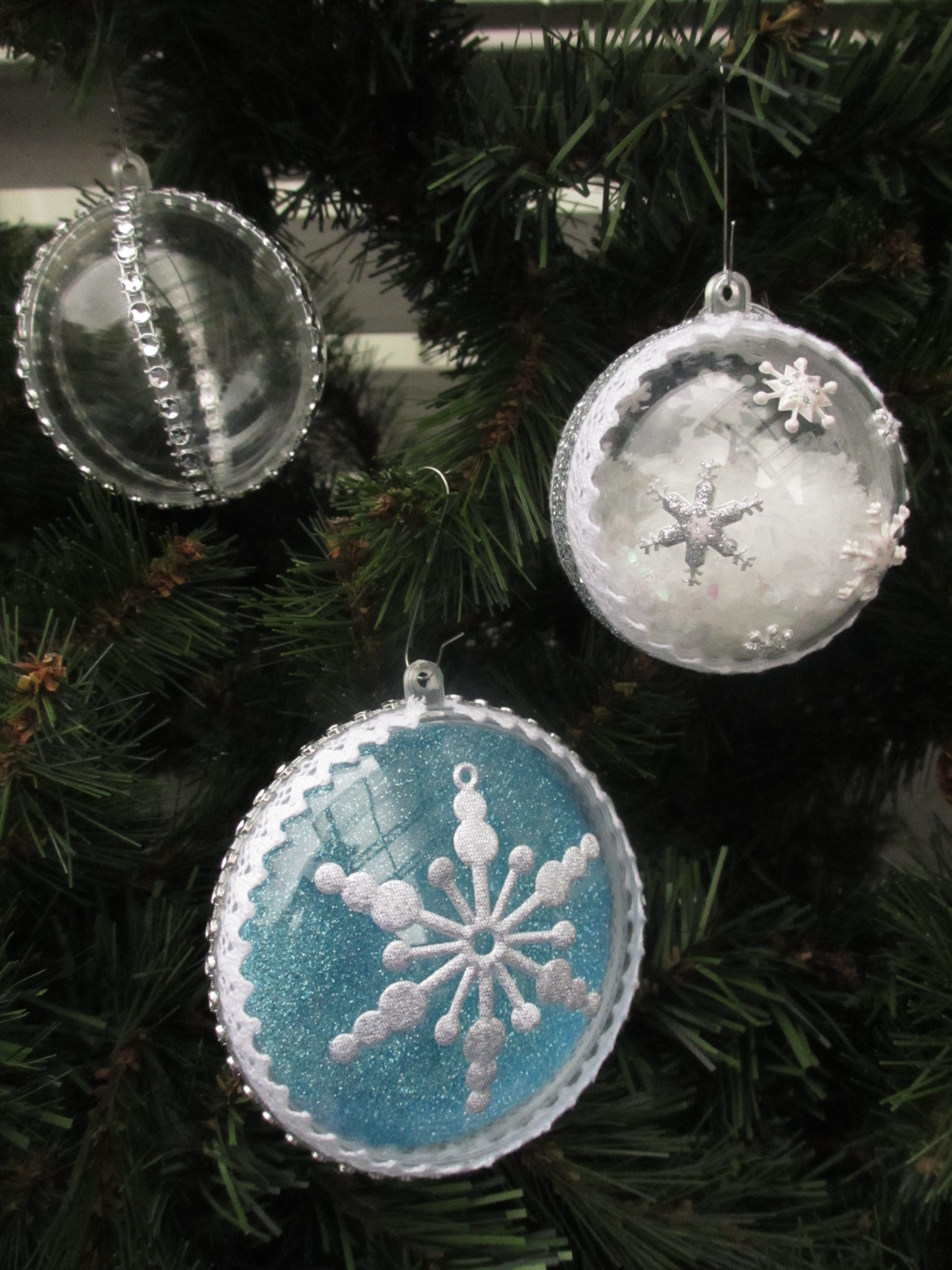 LEDENE KROGLE, OKRASKI IZ PROZORNIH PLASTIČNIH KROGEL