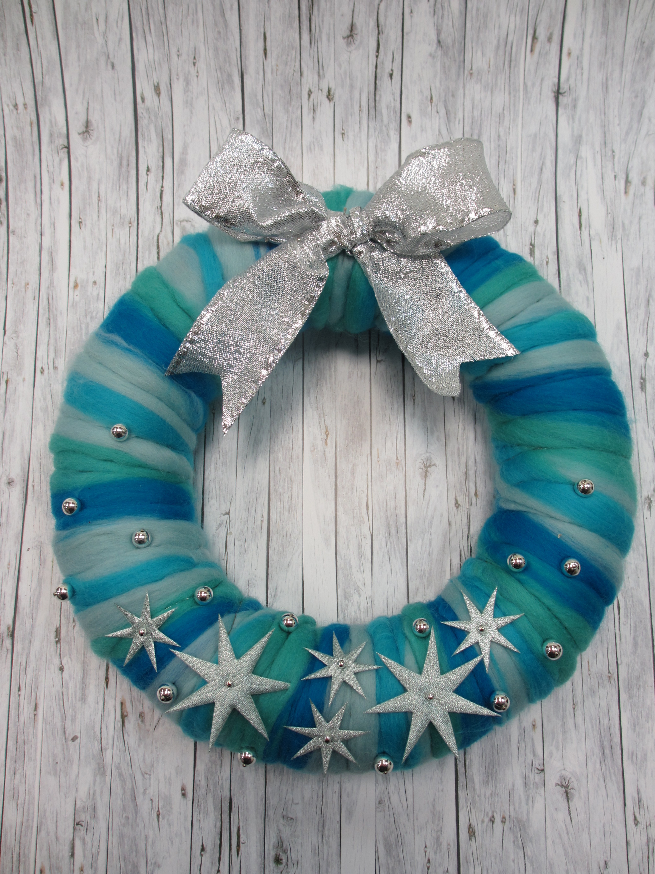 VENČEK Z MEHKO PREJO, Lahek praznični venček iz preje za polstenje