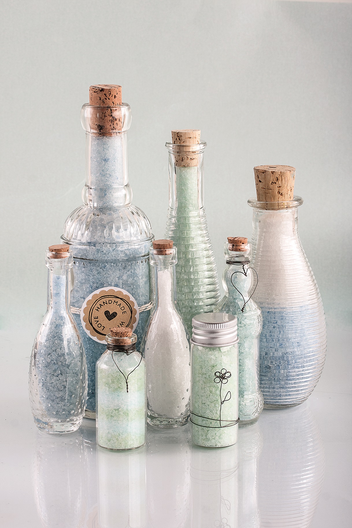 KOPALNA SOL V KOZARCU, Kopalna sol v stekleni posodi je lahko lepo darilo in dekoracija v kopalnici. 