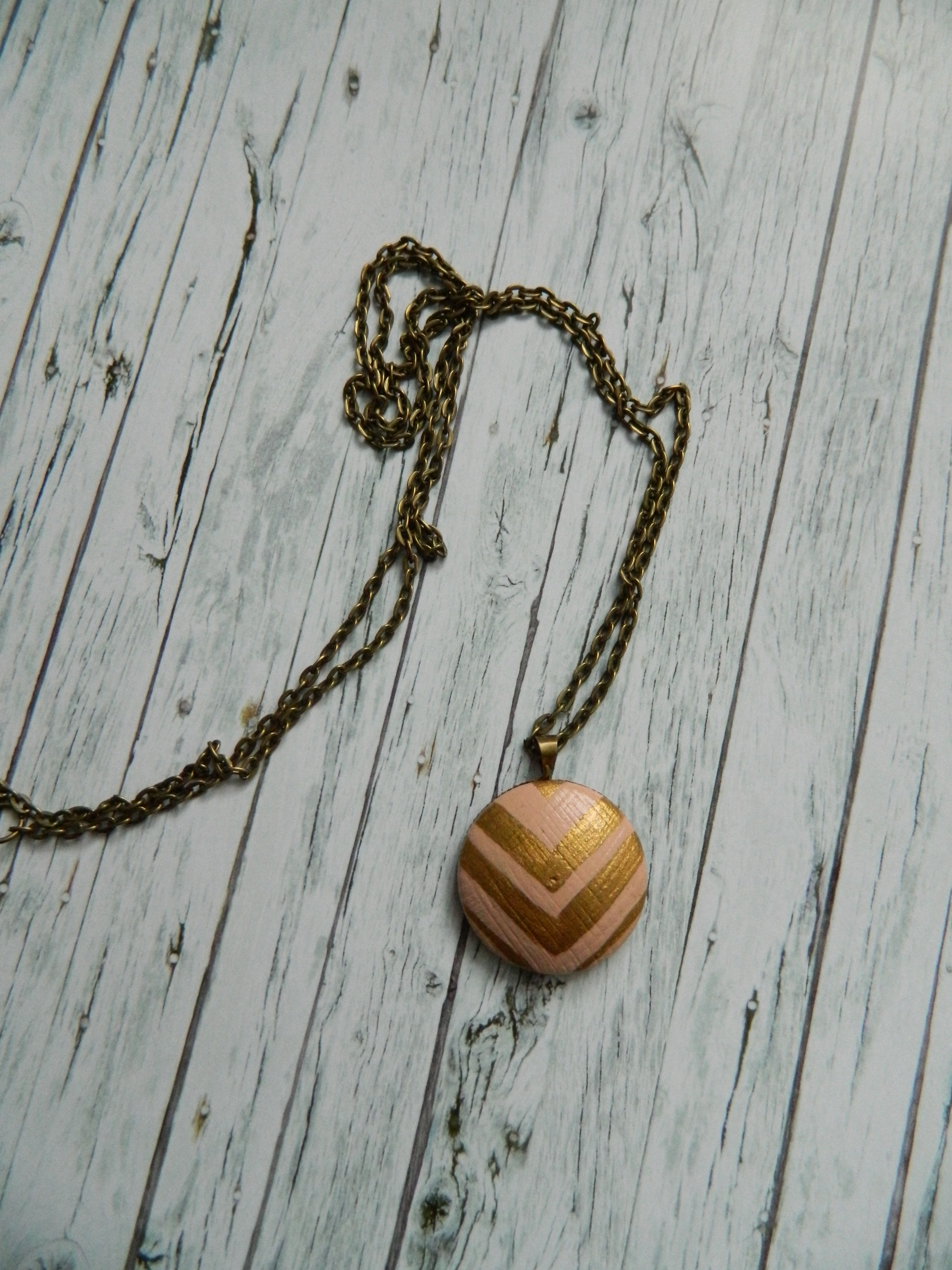 MODNA VERIŽICA, Verižica z leseno ploščico v medaljonu