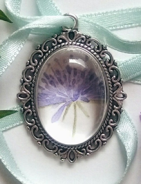 AKVARELNI MEDALJON, ROMANTIČNI OBESEK S CVETLIČNIM MOTIVOM