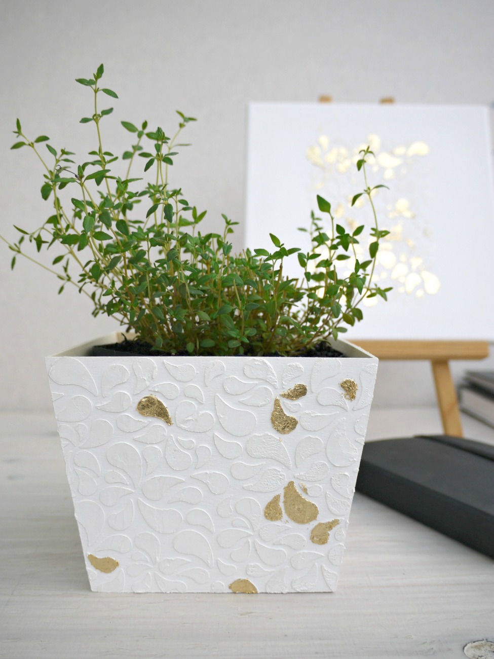 OKRASIMO LONČEK ZA ROŽE, Okrasimo lonček s pomočjo dekorativne paste in lističev za pozlato.