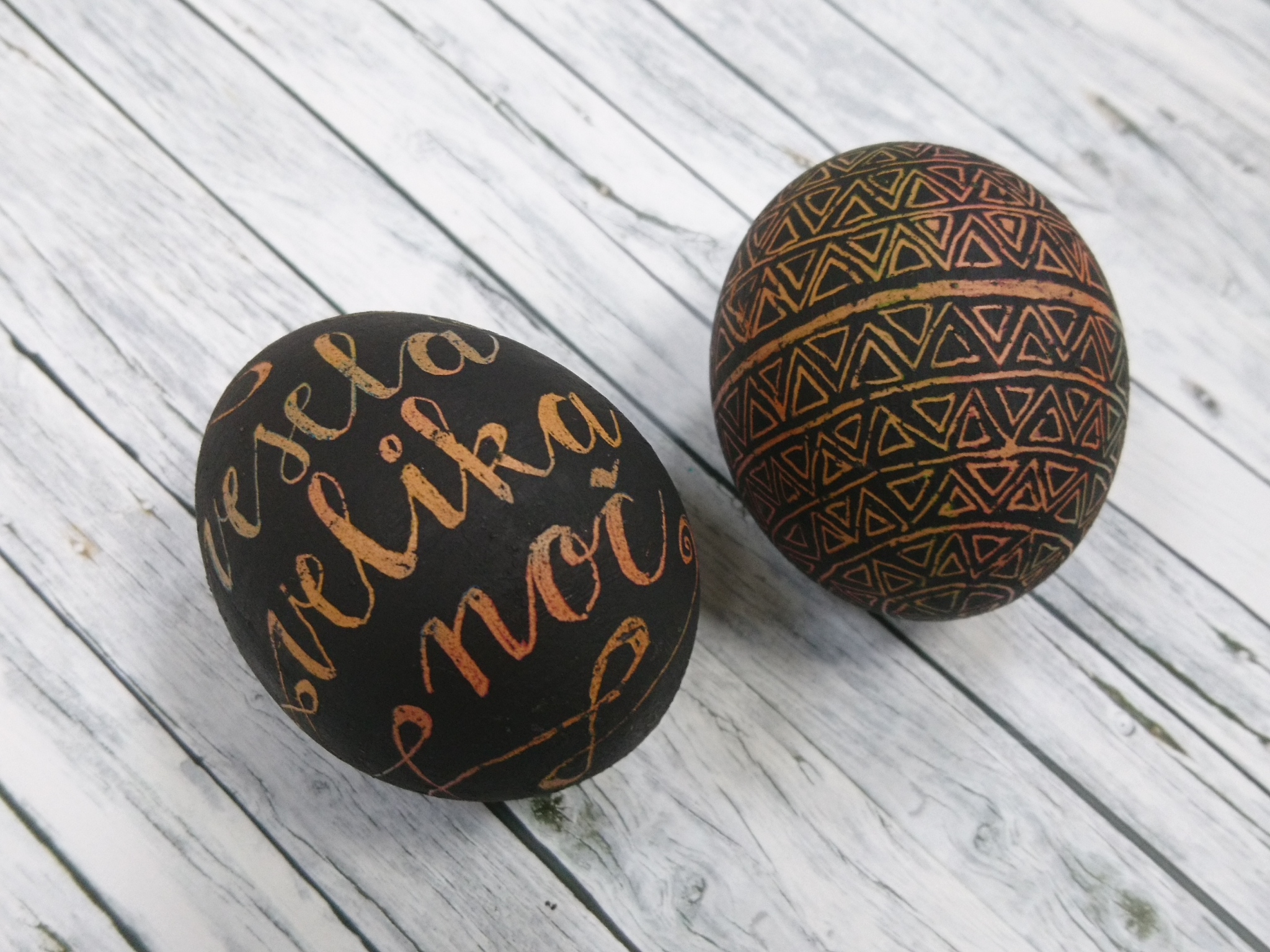 PRASKANI PIRHI Z VOŠČENKAMI