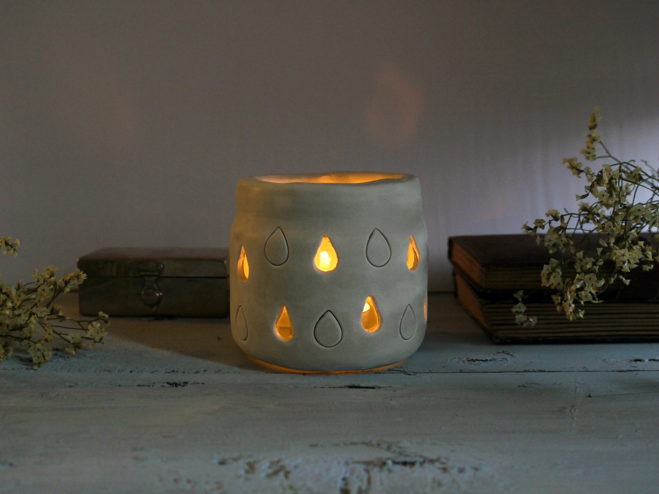 SVEČNIK S KAPLJICAMI